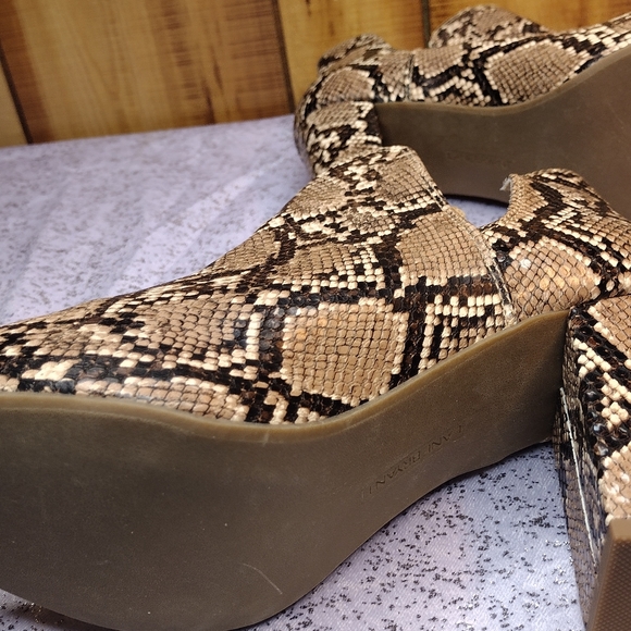 🐍 faux snake skin heel Booties - Picture 3 of 5